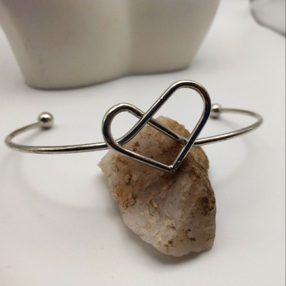 Silver wired heart bracelet.‎ Adjustable to any wrist B0710